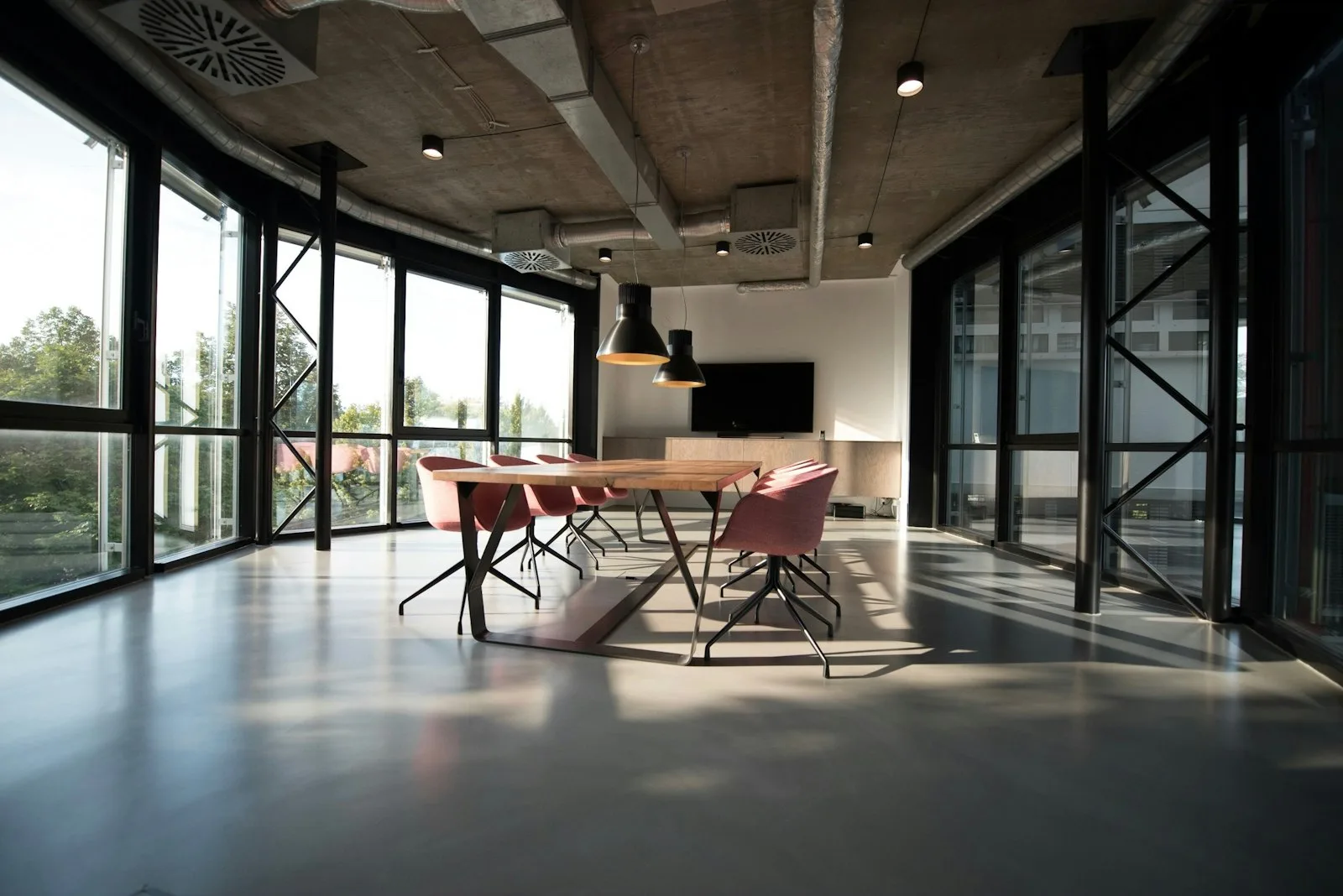 Helle, moderne Arbeitsplätze im Büro von STR Beratung in Stuttgart